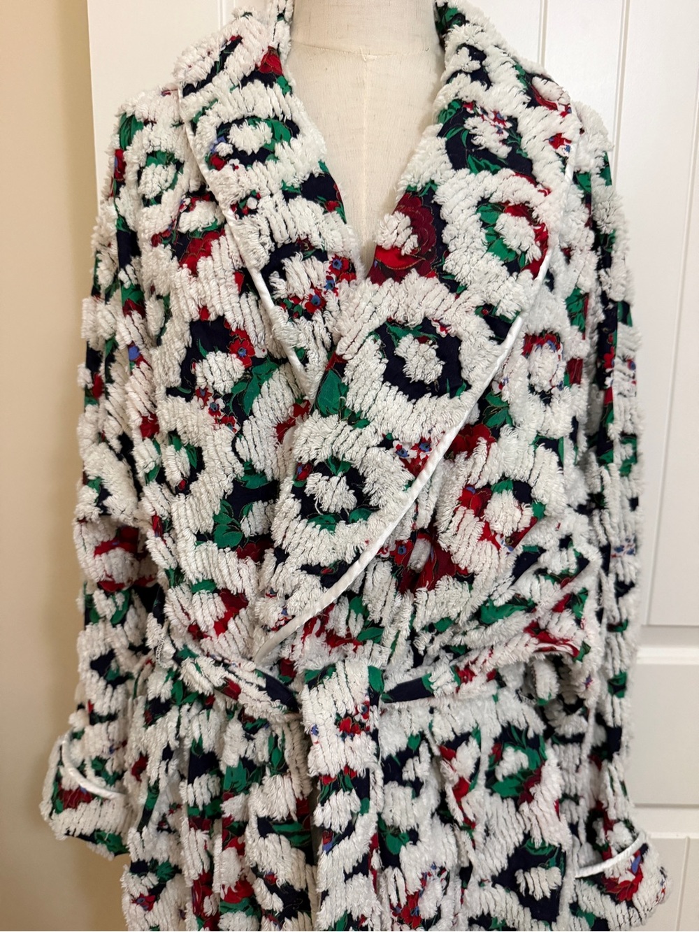 Vintage CROWNTUFT Chenille Robe Red, Green & Black Floral Print  Sz Lg - Picture 5 of 16